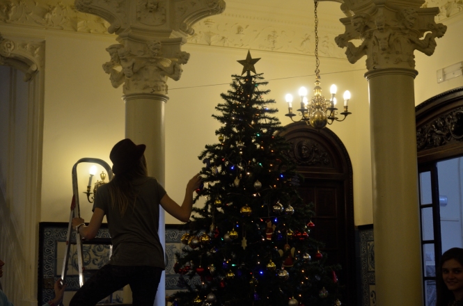 estudiantes de ISSA decorando el árbol de Navidad